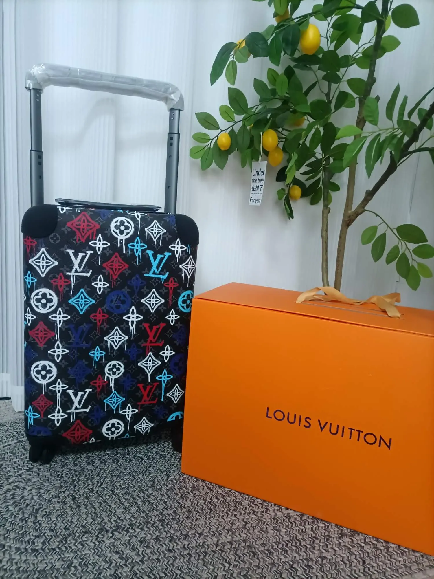 Louis Vuitton Graffiti Monogram Horizon 55 Travel Suitcase