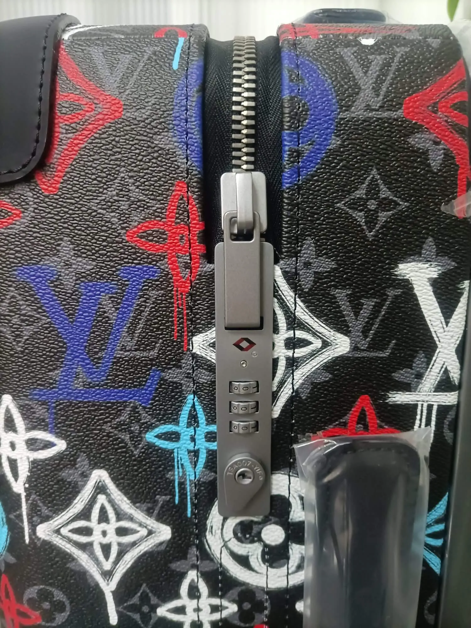 Louis Vuitton Graffiti Monogram Horizon 55 Travel Suitcase